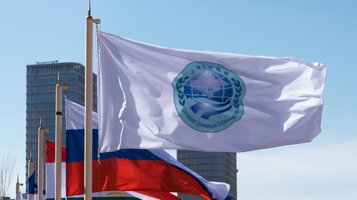 Флаг Шанхайской организации сотрудничества и флаги стран участниц ШОС в Астане, где прошло заседание Совета министров иностранных дел ШОС.