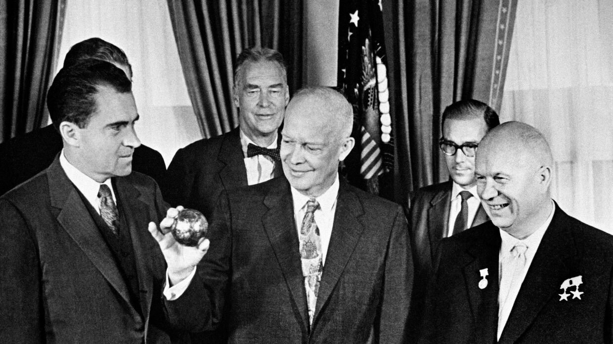 Первый секретарь ЦК КПСС, глава советского правительства Никита Хрущев (справа), вице-президент США Ричард Никсон (слева) во время вручения президенту США Дуайту Эйзенхауэру (в центре) копии вымпела, доставленного советской ракетой на Луну. Сентябрь 1959 года