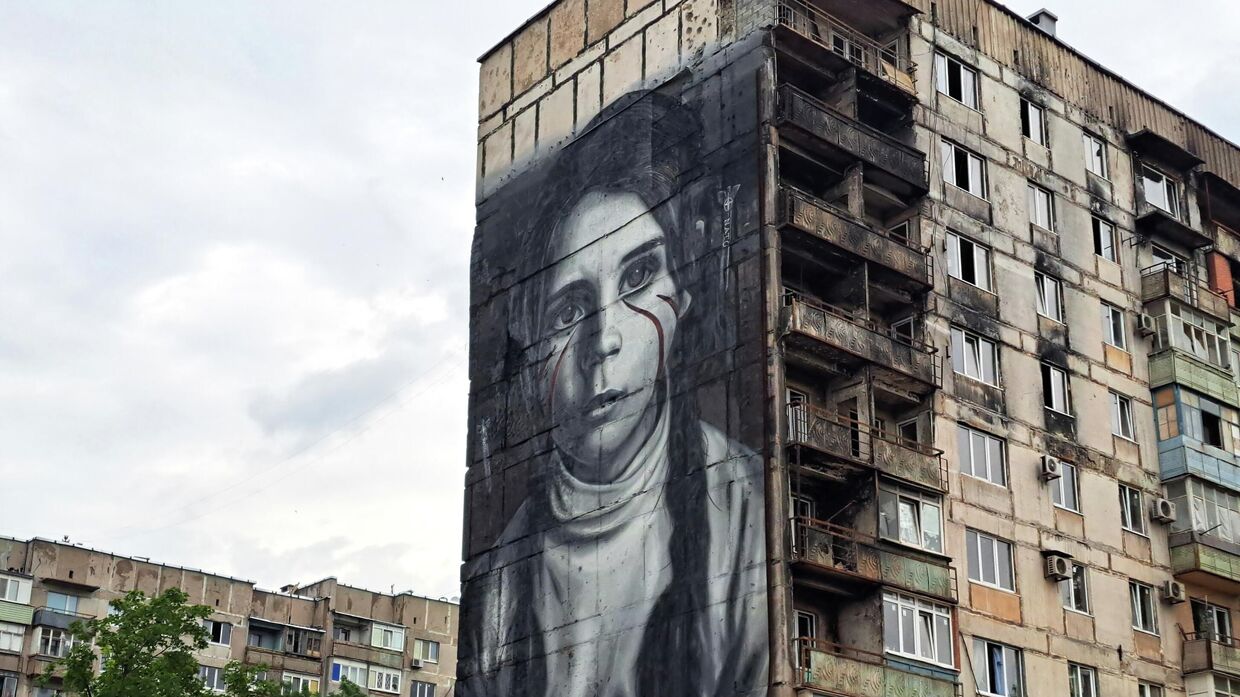 Итальянский художник Й. Черулло создал мурал в поддержку Донбасса в Мариуполе