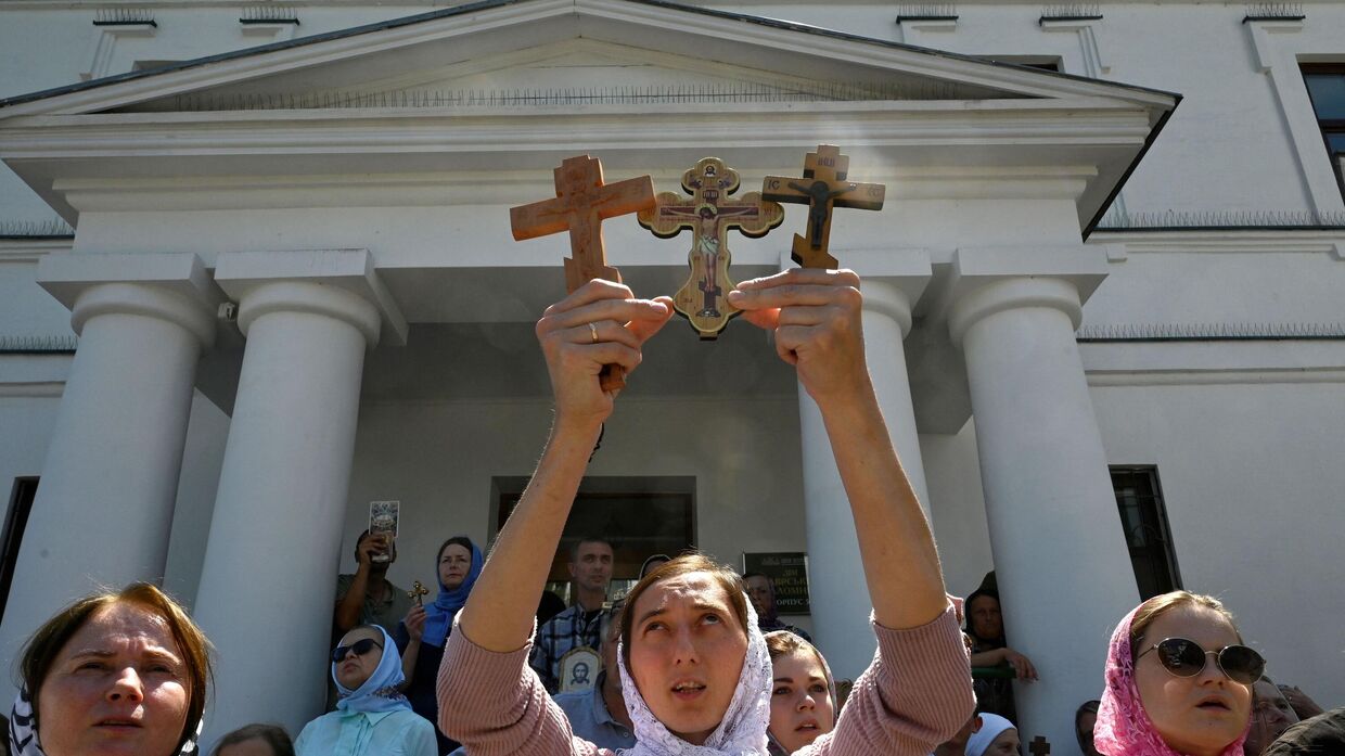 Верующие молятся в Киево-Печерской Лавре, 4 июля 2023 года