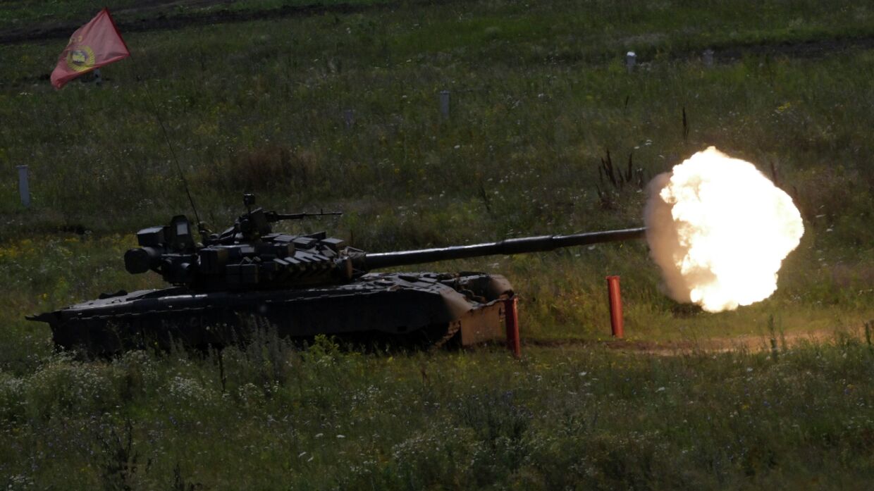 Танк Т-80 ведёт огонь