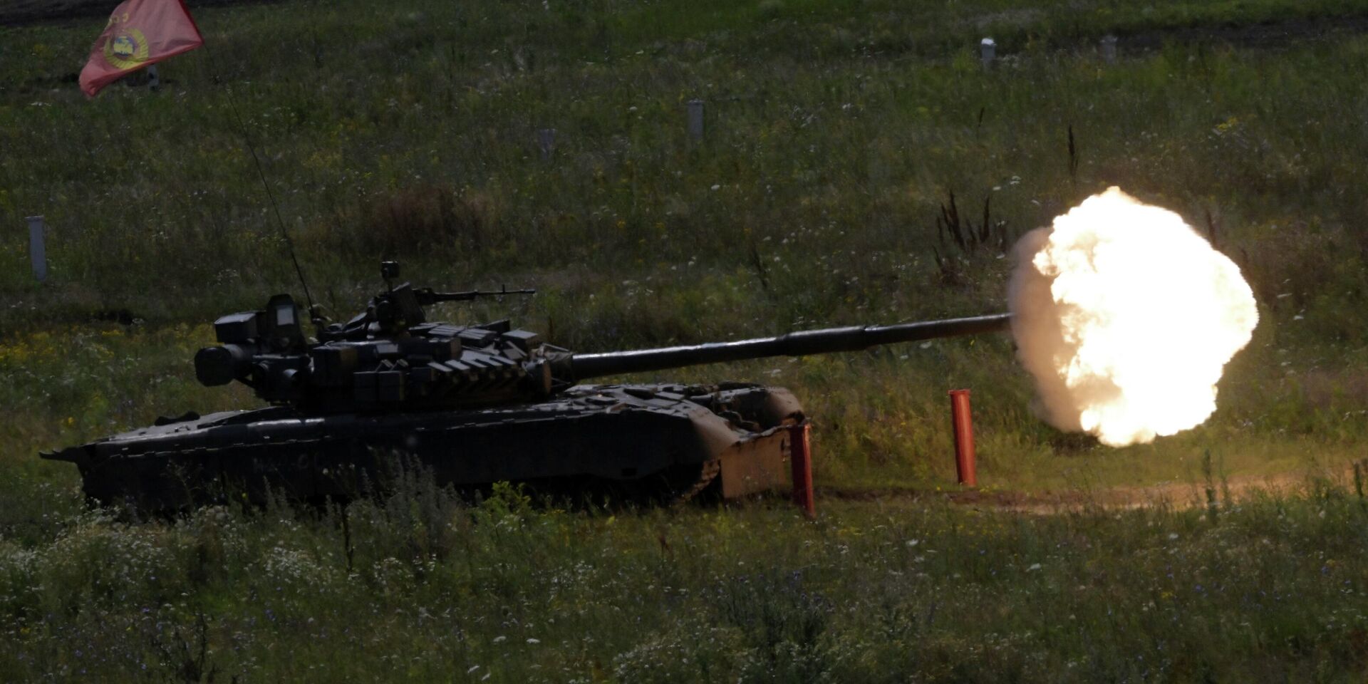 Танк Т-80 ведёт огонь - ИноСМИ, 1920, 29.07.2023