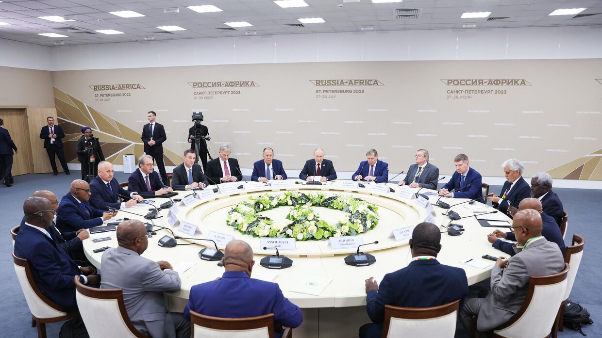 Встреча президента РФ В. Путина с лидерами Африканского союза А. Ассумани и М. Ф. Махаматом