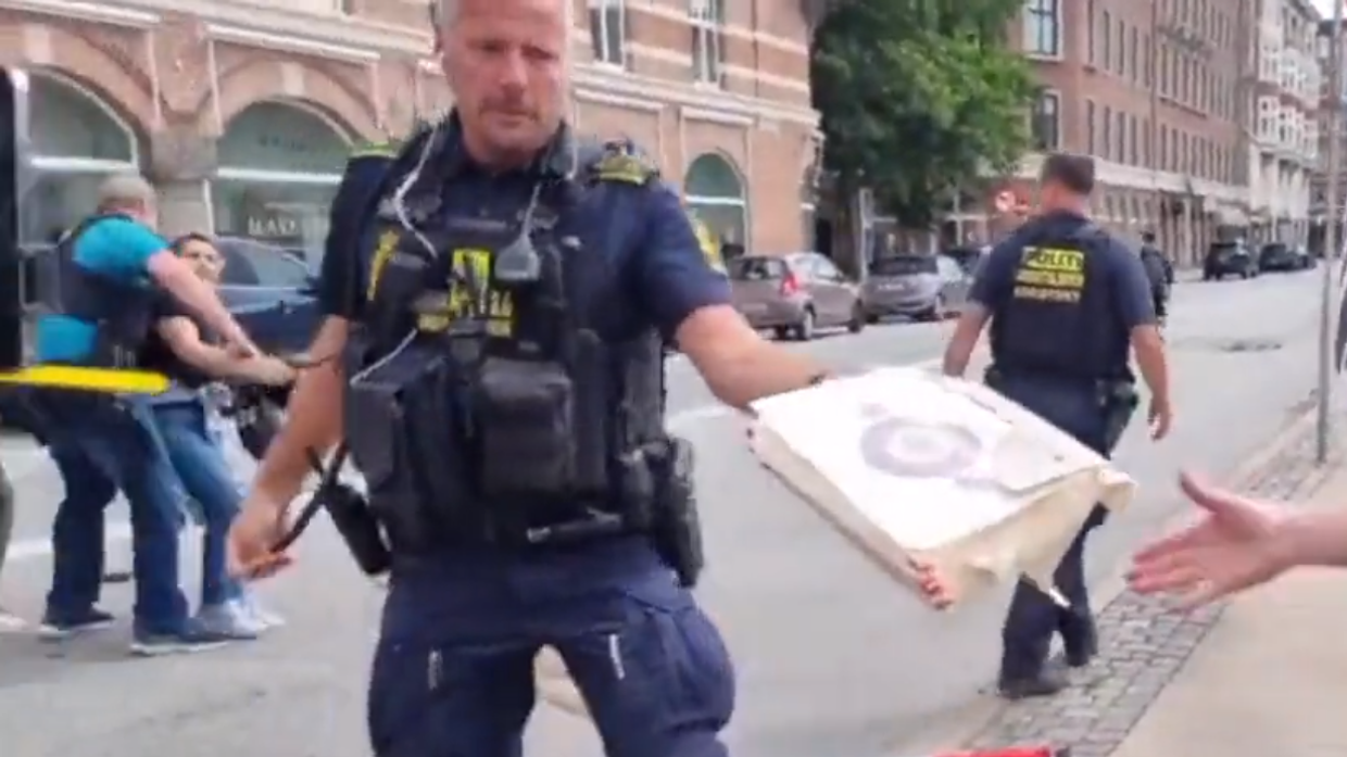 Арабка решила помешать радикалам сжечь Коран. Шведская полиция обвинила ее в преступлении