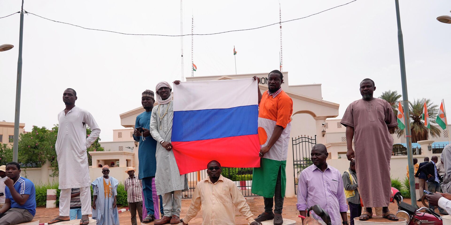 Участники демонстрации в Ниамее, Нигер. 27 июля 2023 года - ИноСМИ, 1920, 31.07.2023