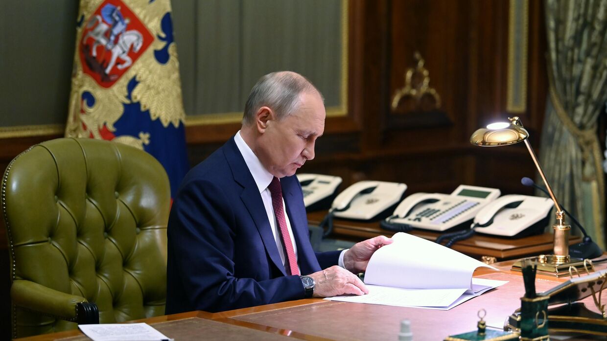 Рабочая встреча президента РФ В. Путина с губернатором Санкт-Петербурга А. Бегловым