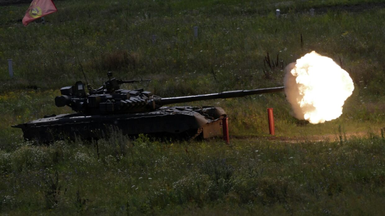 Танк Т-80 ведёт огонь во время тренировки на одном из тыловых полигонов в зоне СВО.