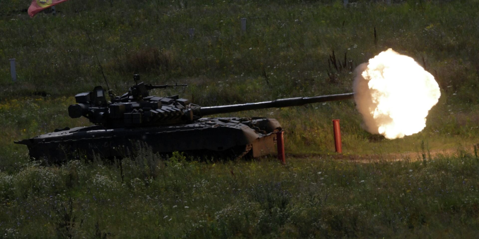 Танк Т-80 ведёт огонь во время тренировки на одном из тыловых полигонов в зоне СВО. - ИноСМИ, 1920, 29.08.2023