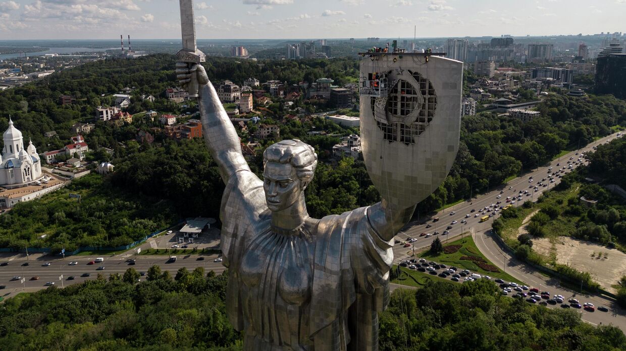 Рабочие демонтируют герб СССР с монумента Родина-мать в Киеве, Украина. Архивное фото