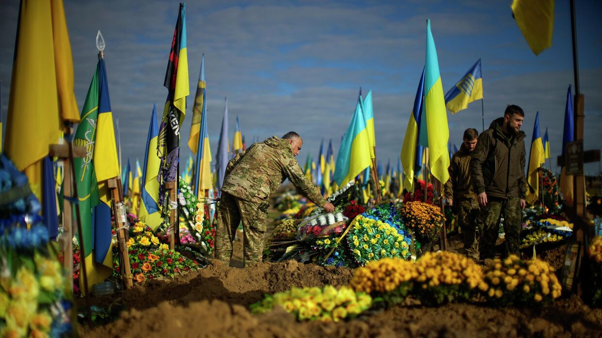 На Западе показали работу украинских уборщиков трупов