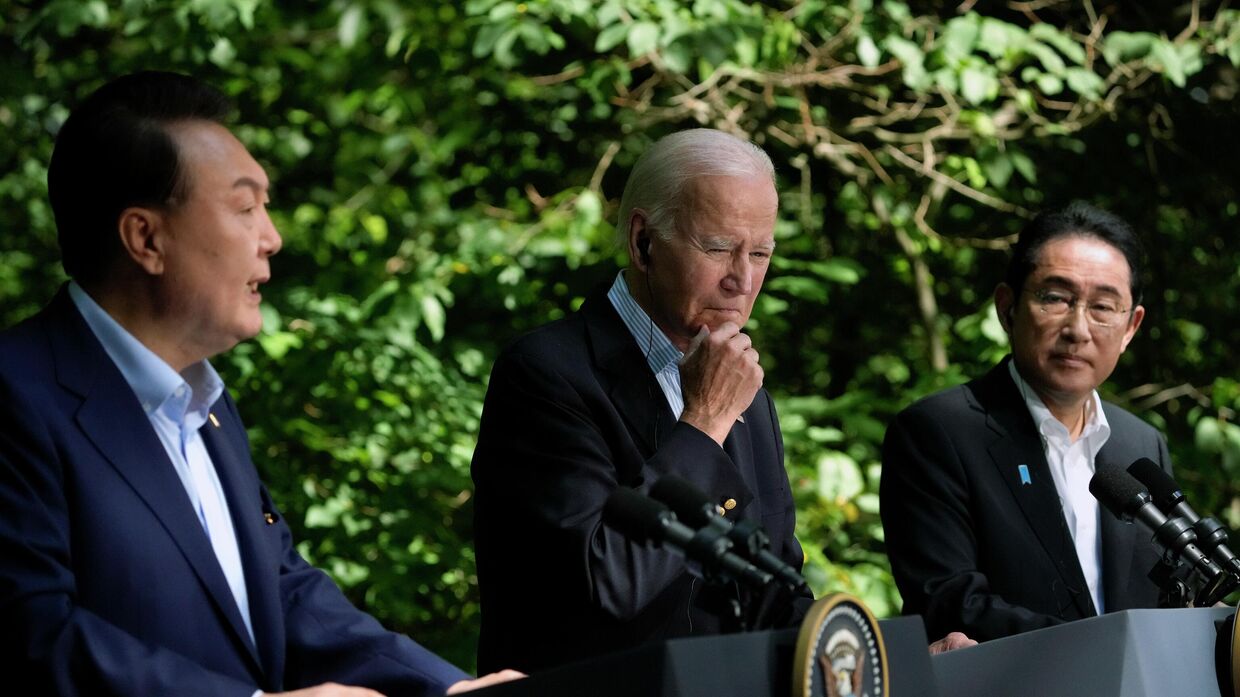 Президент США Джо Байден (в центре) и премьер-министр Японии Фумио Кисида (справа) слушают выступление президента Южной Кореи Юн Сук Ёля (слева) во время пресс-конференции в пятницу, 18 августа 2023 г., в Кэмп-Дэвиде