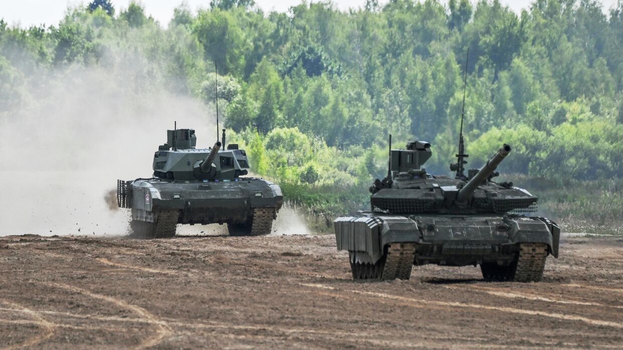 Танки Т-90МС Прорыв (справа) и Т-14 Армата во время демонстрации возможностей вооружения и военной техники на полигоне Алабино в рамках Международного военно-технического форума Армия-2023