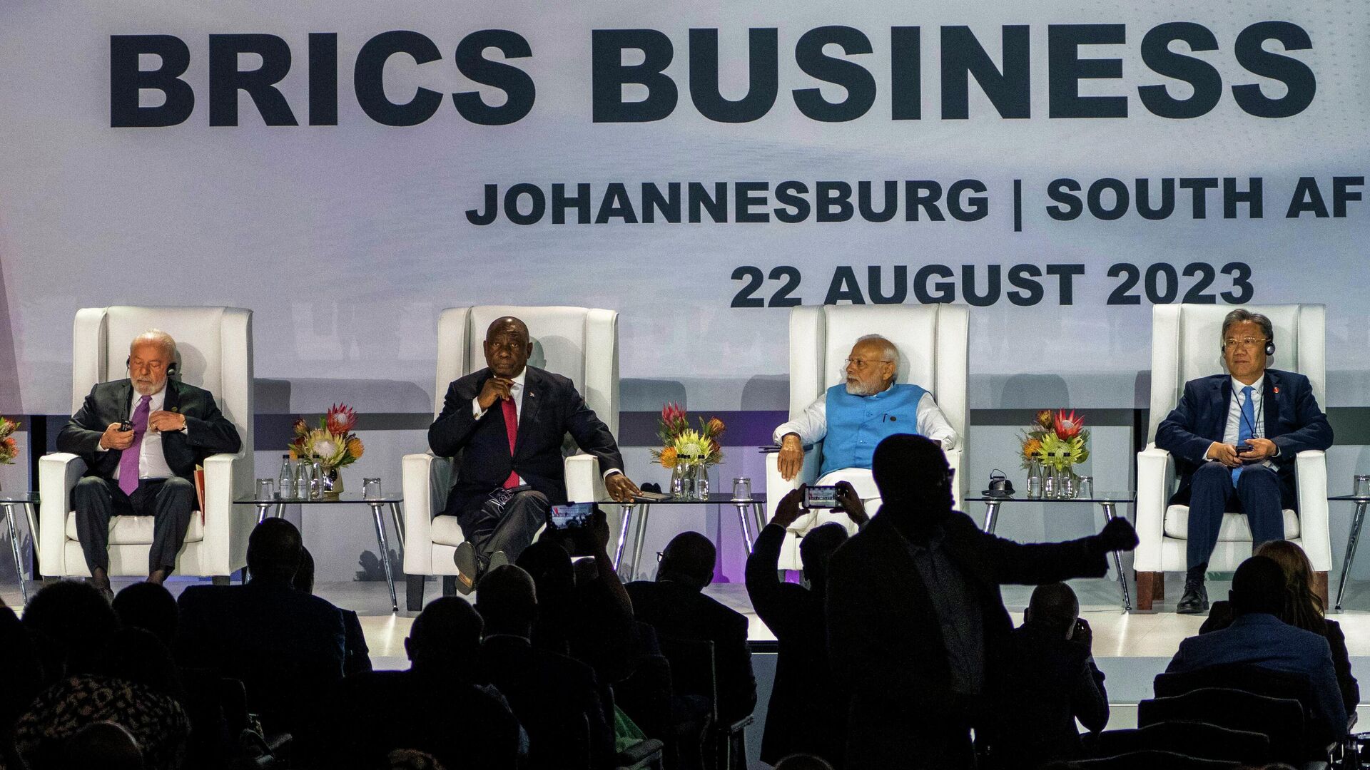 Лидеры группы БРИКС на трехдневном саммите группы в Йоханнесбурге, ЮАР, 22 августа 2023 года. - ИноСМИ, 1920, 04.06.2024