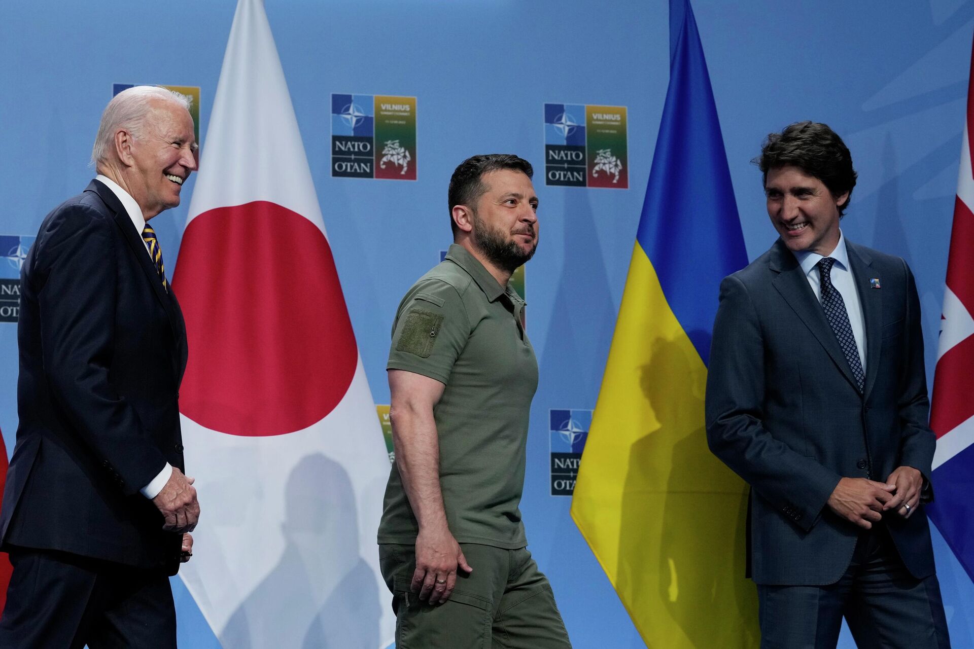 Президент США Джо Байден, президент Украины Владимир Зеленский и премьер-министр Канады Джастин Трюдо на полях саммита НАТО в Вильнюсе, Литва, 12 июля 2023 года - ИноСМИ, 1920, 20.04.2024