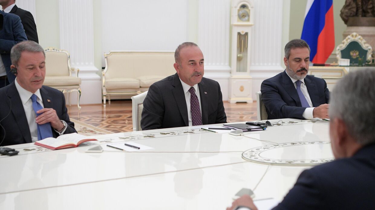 Президент РФ В. Путин встретился с главой МИД Турции М. Чавушоглу