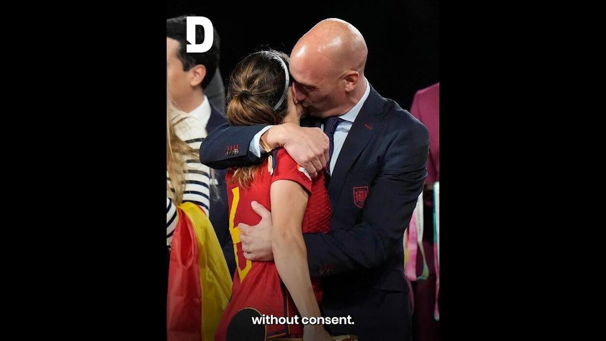Глава Федерации футбола Испании Луис Рубиалес: признанный харассментом поцелуй с футболисткой 