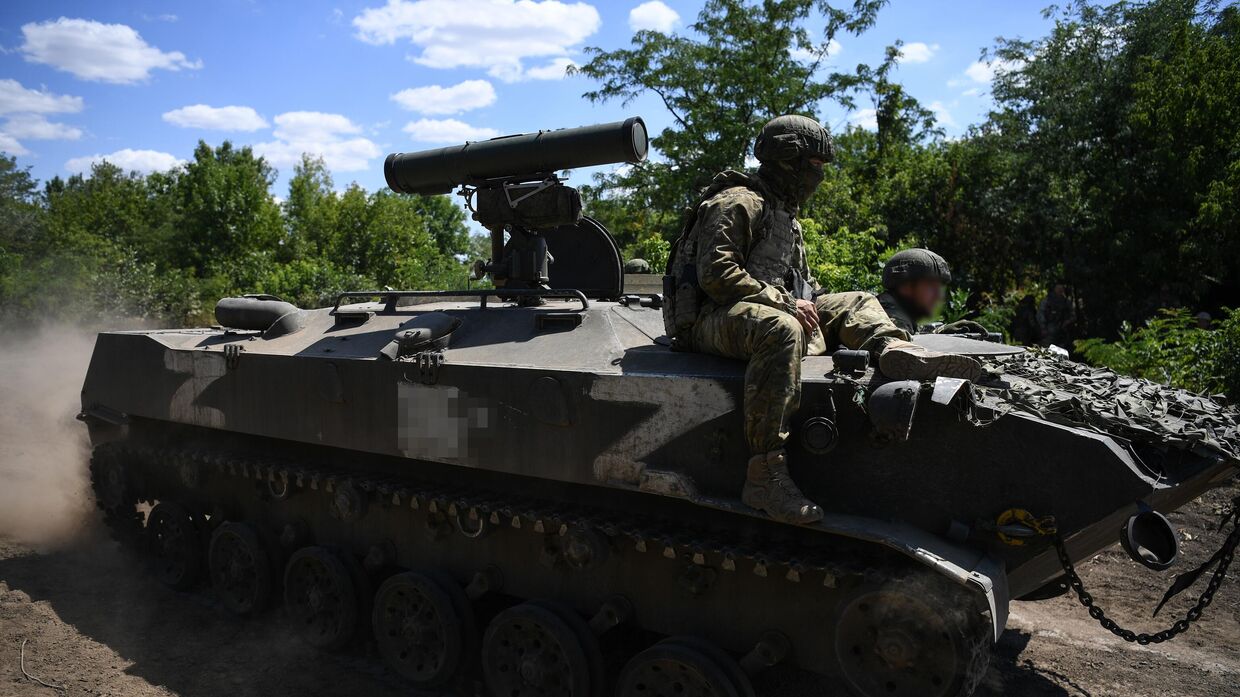 Военнослужащие ВДВ на южном направлении спецоперации едут на боевой машине десанта с противотанковыми управляемыми ракетами Корнет