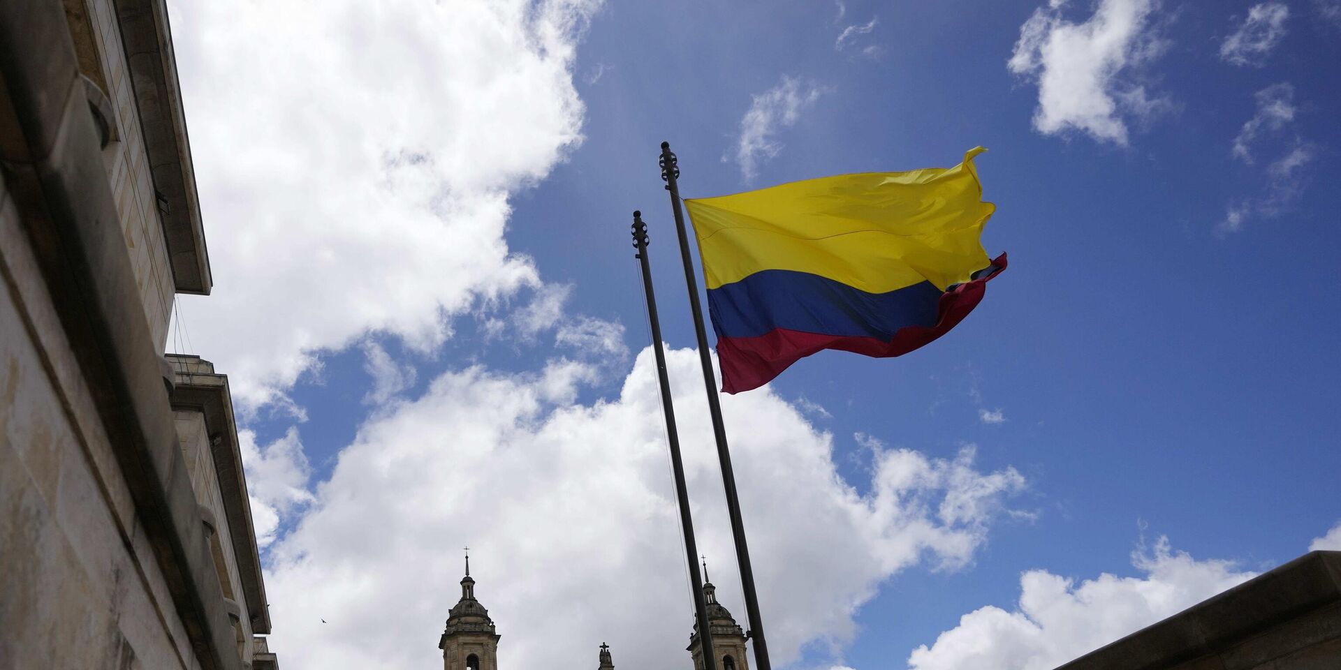 Национальный флаг Колумбии на площади Боливара в Боготе, 22 сентября 2021  - ИноСМИ, 1920, 10.09.2023