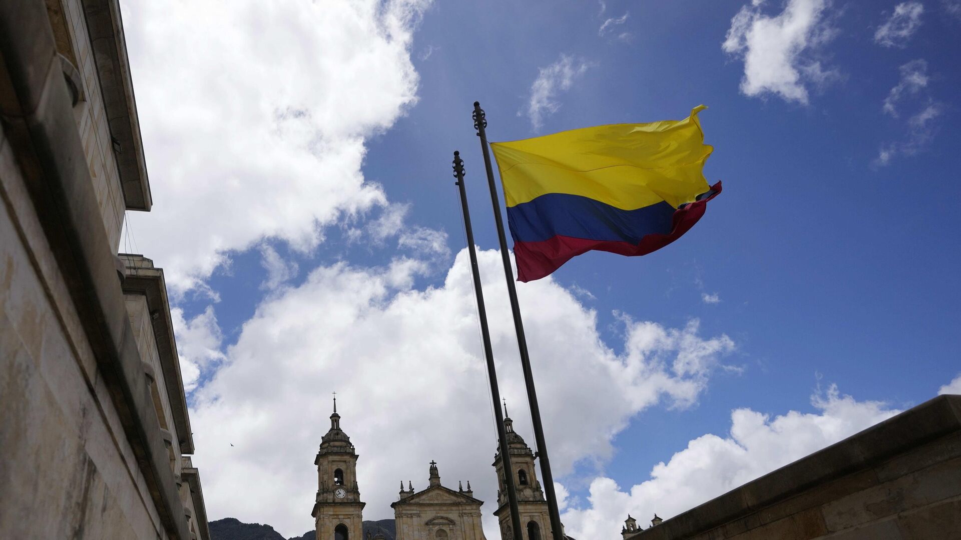 Национальный флаг Колумбии на площади Боливара в Боготе, 22 сентября 2021  - ИноСМИ, 1920, 10.09.2023