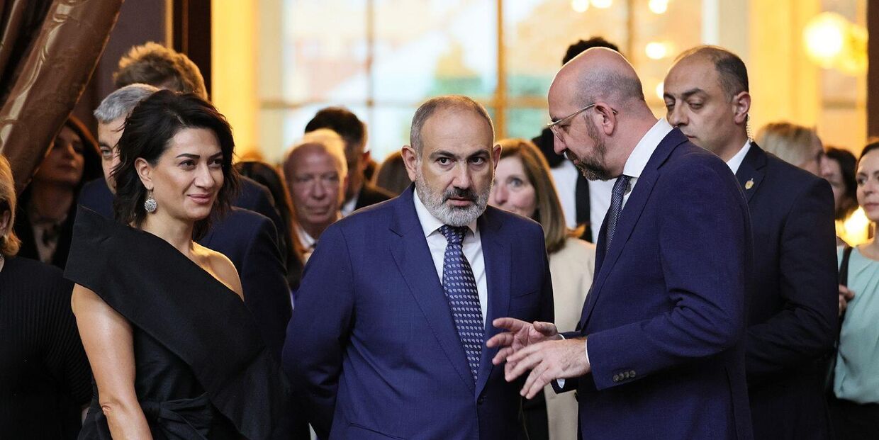 Супруга президента Армении Анна Акопян, Никол Пашинян и глава ЕС Шарль Мишель 
