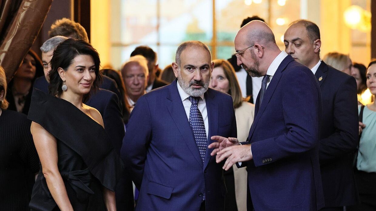 Супруга президента Армении Анна Акопян, Никол Пашинян и глава ЕС Шарль Мишель 