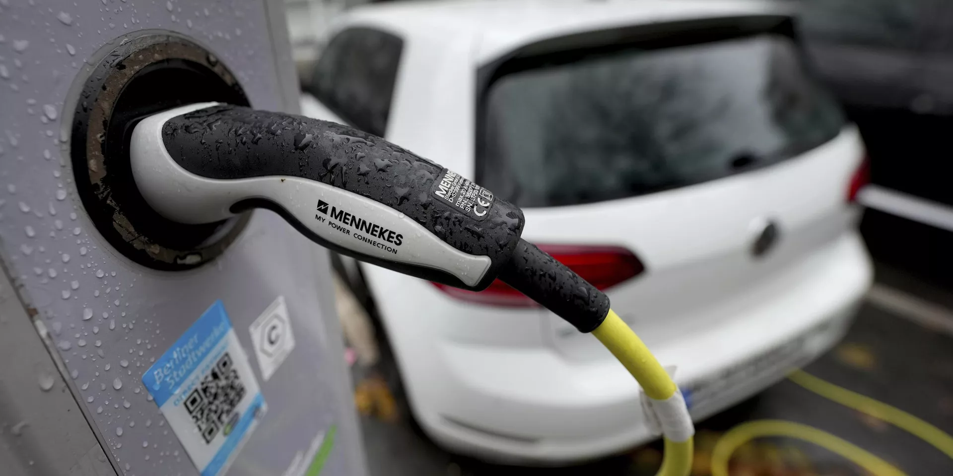 Электромобиль на зарядной станции в Берлине, Германия Электромобиль на зарядной станции в Берлине, Германия - ИноСМИ, 1920, 11.09.2023