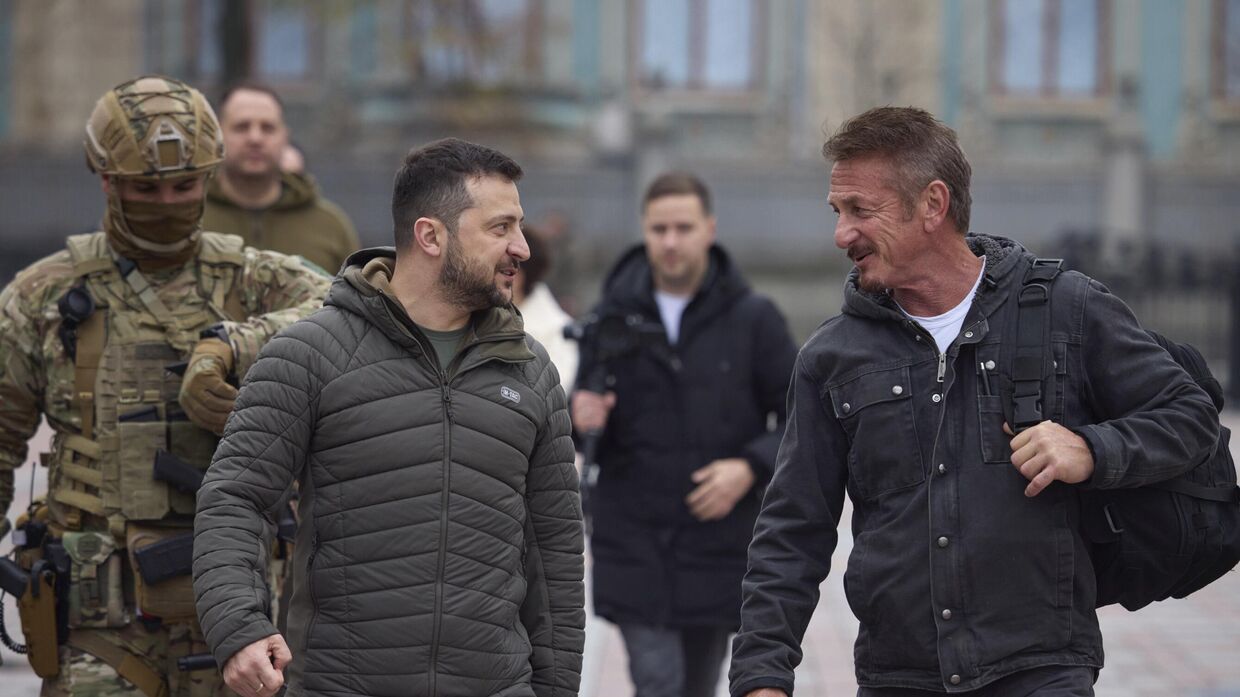Президент Украины Владимир Зеленский прогуливается с американским актером Шоном Пенном после их встречи в Киеве, Украина. 8 ноября 2022 года