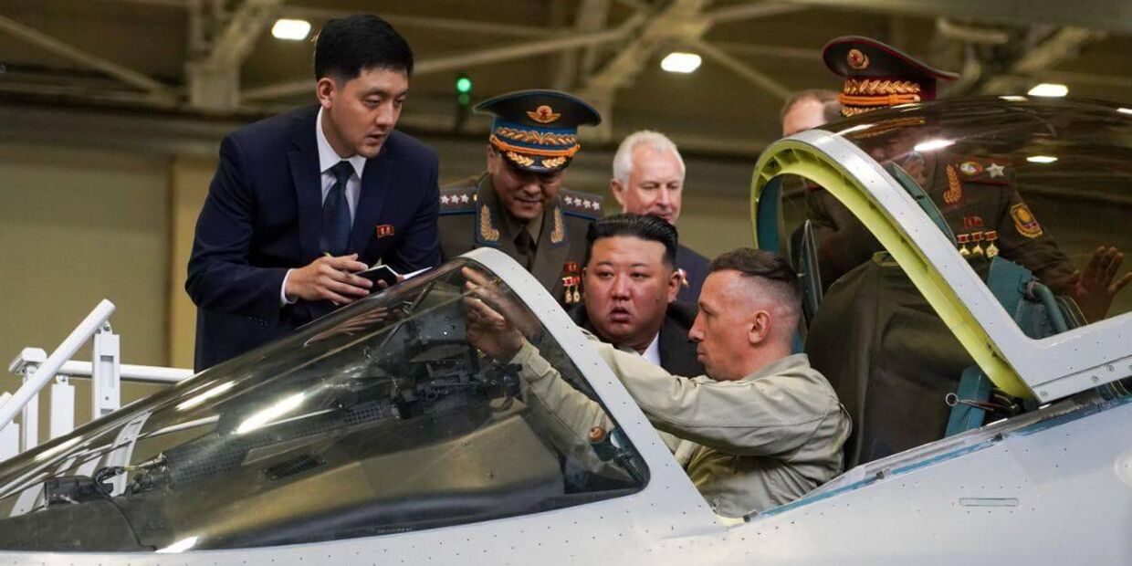 Лидер КНДР Ким Чен Ын осматривает инженерный центр и производственный цех авиационного завода имени Ю. А. Гагарина во время визита в Комсомольск-на-Амуре