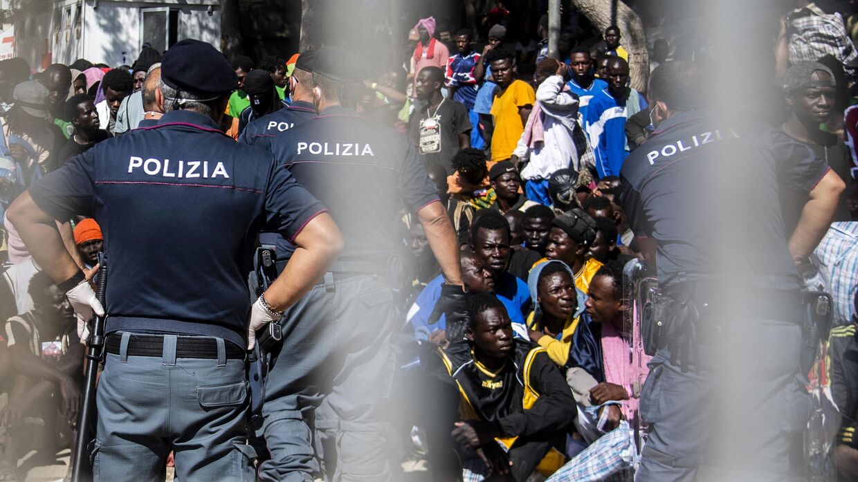 Мигранты на итальянском острове Лампедуза, 14 сентября 2023 года
