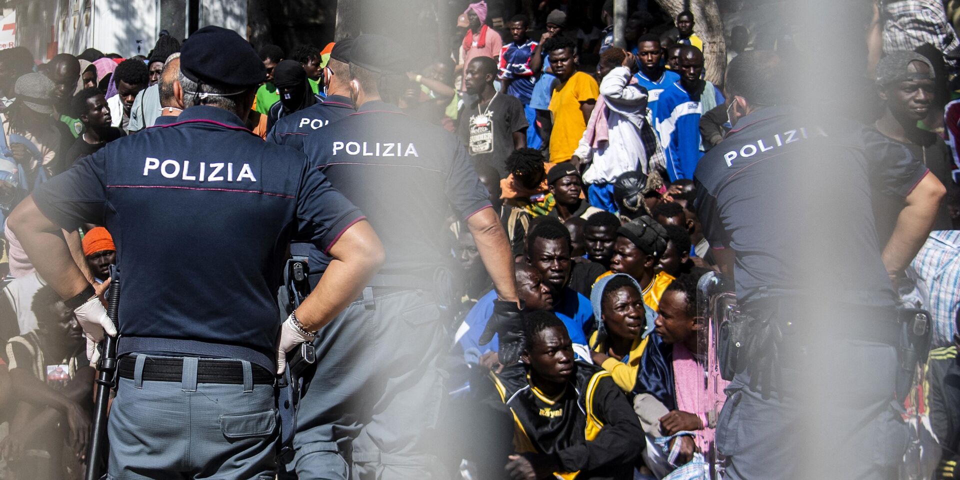 Мигранты на итальянском острове Лампедуза, 14 сентября 2023 года - ИноСМИ, 1920, 01.10.2023