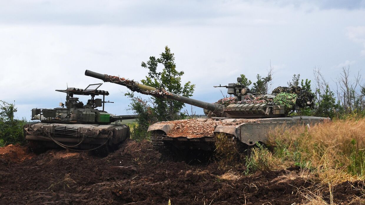 Танки Т-80 военнослужащих 200 мотострелковой бригады Южной группы войск под Соледаром