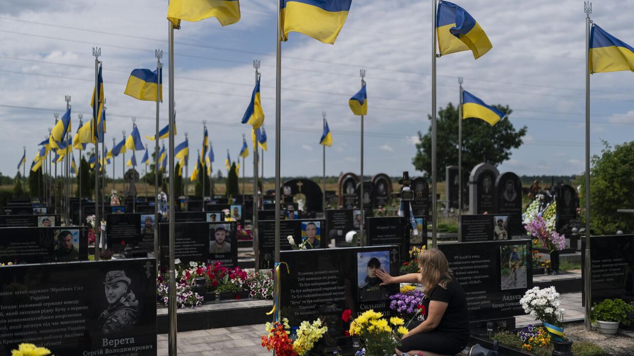 Украинское кладбище с недавно похороненными погибшими в конфликте с Россией