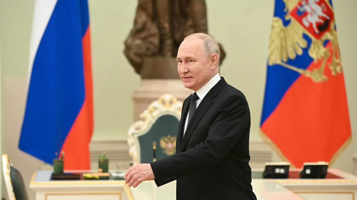 Президент РФ Владимир Путин перед началом встречи в Москве с премьер-министром Ирака Мухаммедом.