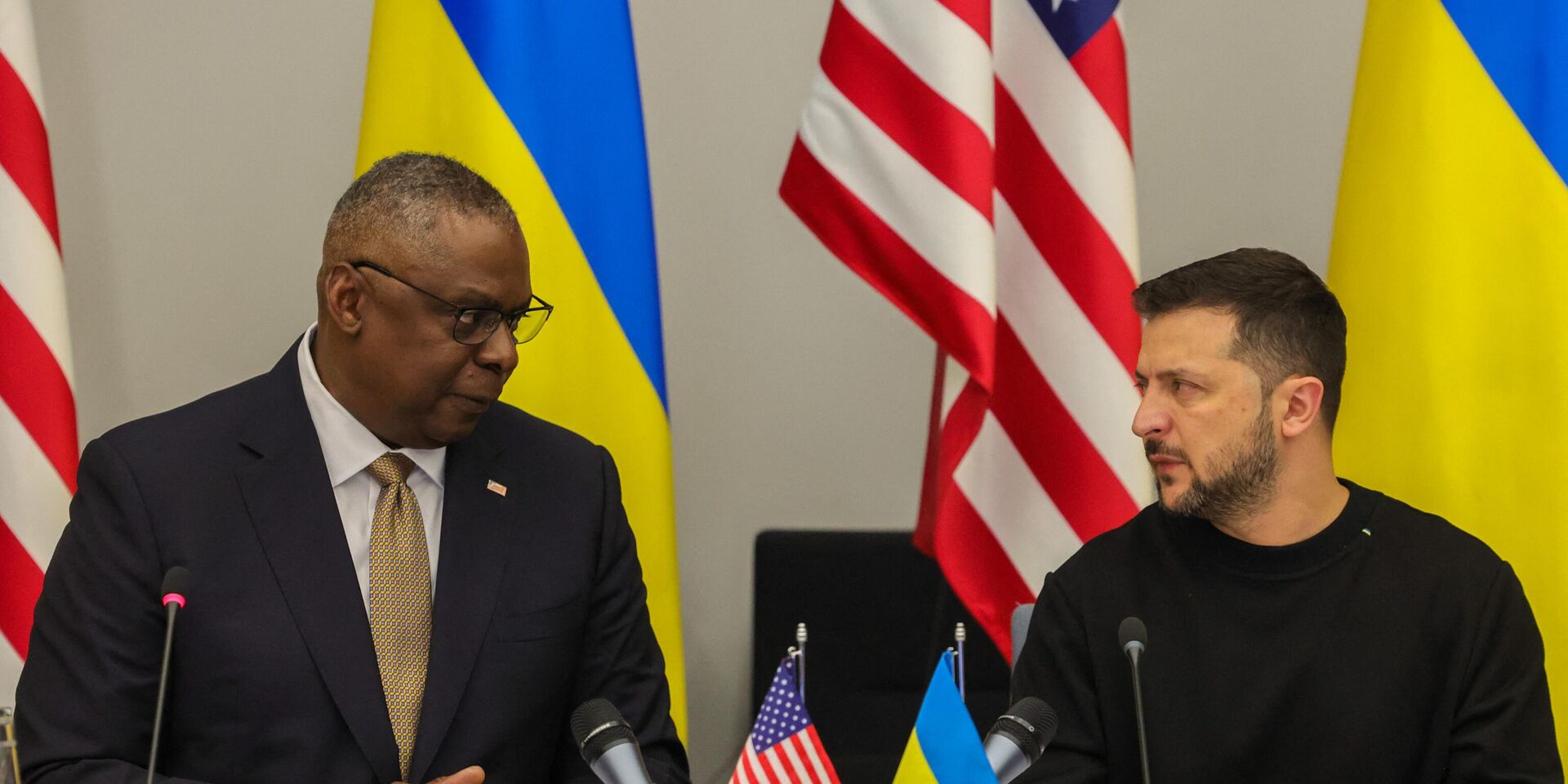 Министр обороны США Ллойд Остин и президент Украины Владимир Зеленский в Брюсселе, 11 октября 2023 года - ИноСМИ, 1920, 13.06.2024