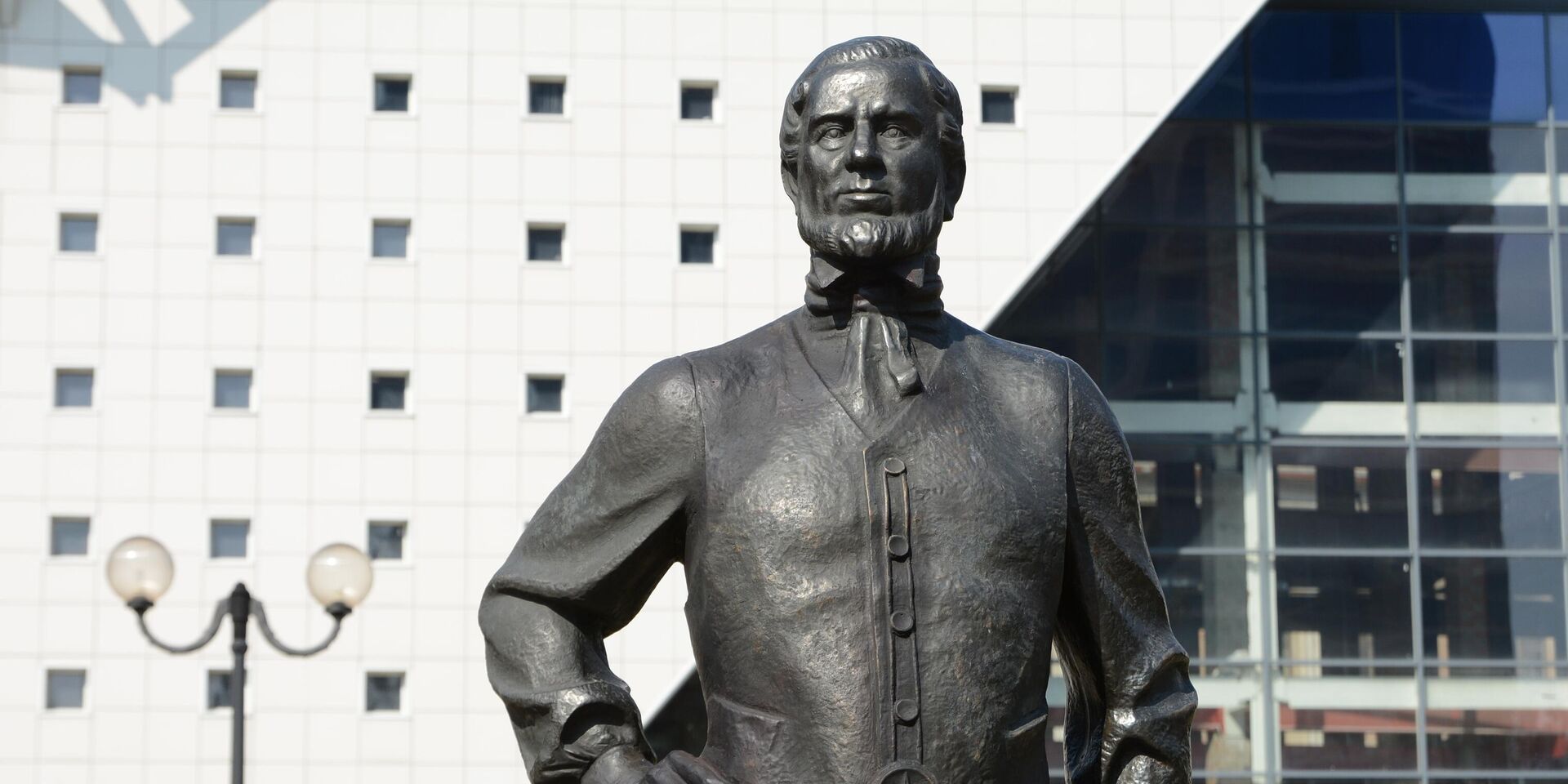 Памятник британскому промышленнику Джону Хьюзу (Юз) в Донецке - ИноСМИ, 1920, 14.10.2023