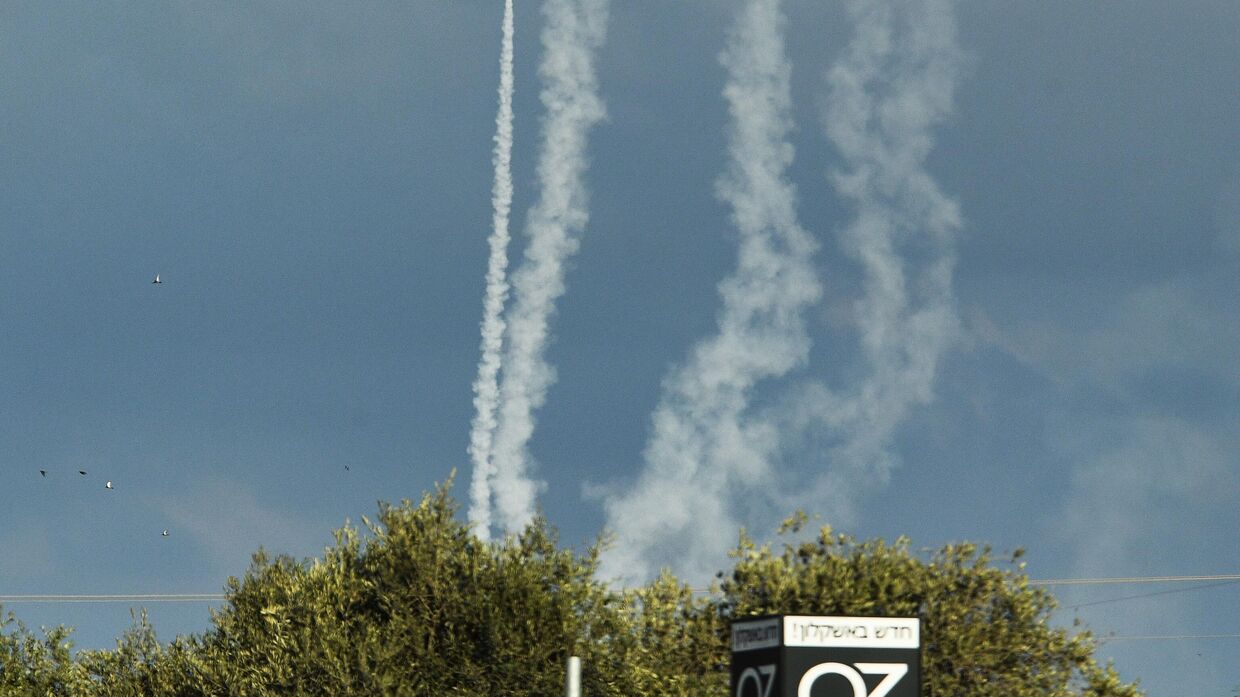 Ракеты израильской системы Железный купол перехватывают палестинские Кассамы в небе над городом Ашкелоном