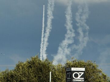 Ракеты израильской системы Железный купол перехватывают палестинские Кассамы в небе над городом Ашкелоном