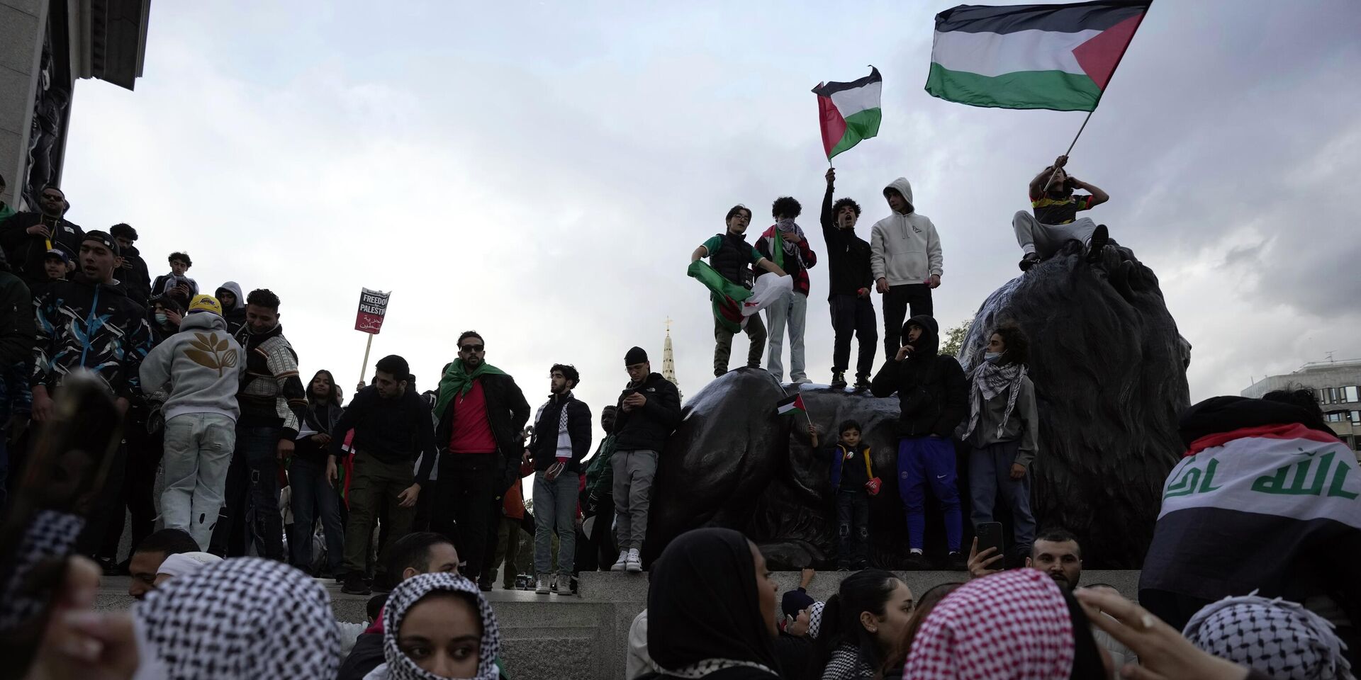 Протестующие держат флаги Палестины во время пропалестинской демонстрации в Лондоне. Суббота, 14 октября 2023 года - ИноСМИ, 1920, 16.10.2023