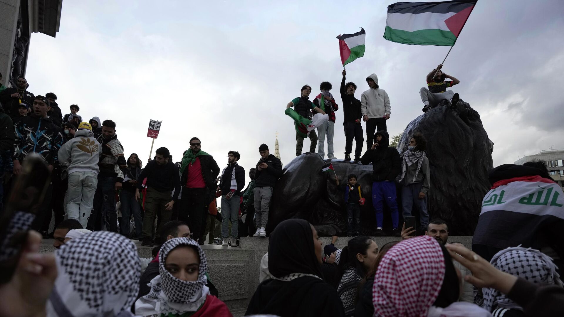 Протестующие держат флаги Палестины во время пропалестинской демонстрации в Лондоне. Суббота, 14 октября 2023 года - ИноСМИ, 1920, 19.10.2023