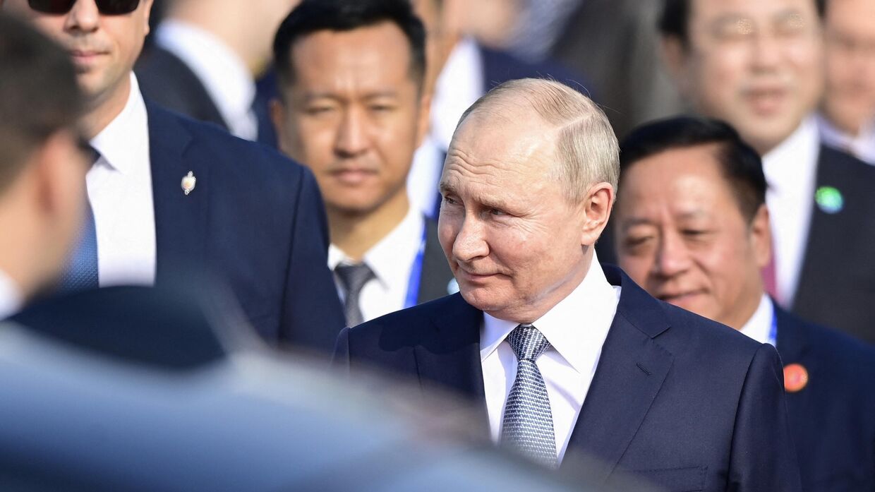 17 октября 2023. Президент РФ Владимир Путин на церемонии встречи в международному аэропорту Шоуду в Пекине.