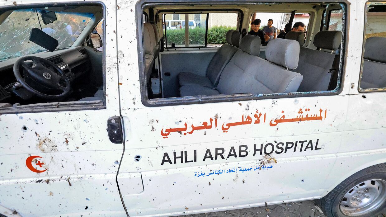 Поврежденный автомобиль после удара по больнице Аль-Ахли Аль-Маадани