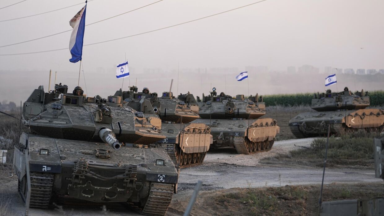 Израильские танки направляются к границе сектора Газа на юге Израиля в четверг, 12 октября 2023 года