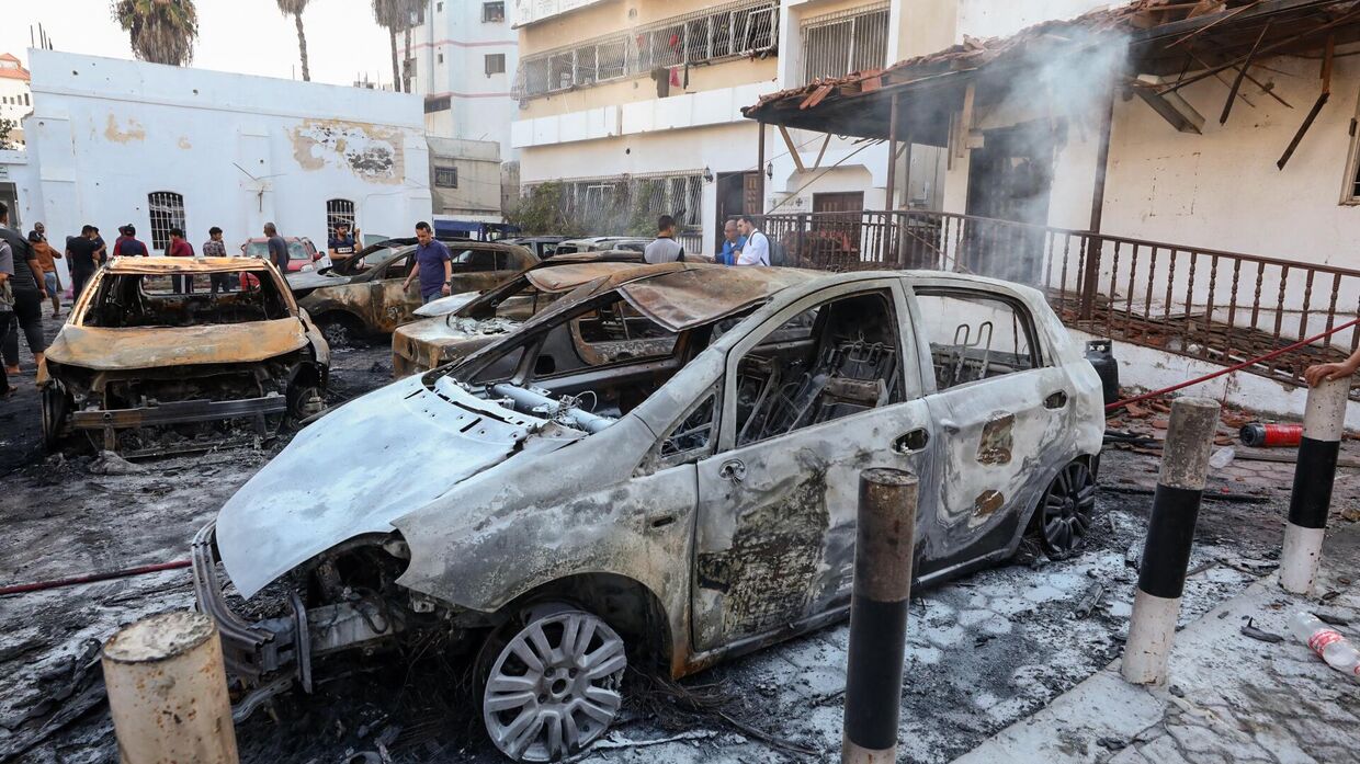 Поврежденные автомобили после удара по больнице Аль-Ахли Аль-Маадани