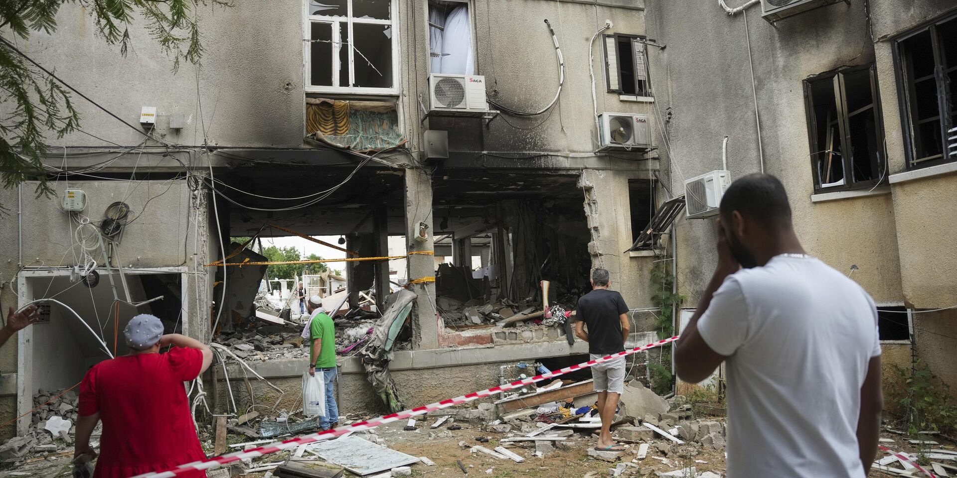 Израильтяне осматривают поврежденное жилое здание в Ашкелоне после попадания в него ракеты, выпущенной из сектора Газа, Израиль, 9 октября 2023 года - ИноСМИ, 1920, 25.10.2023