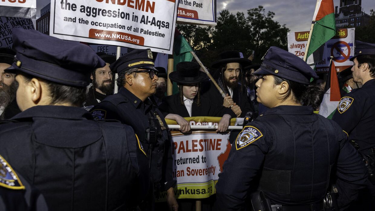 Полицейские наблюдают за участниками акции протеста, организованной студентами Нью-Йоркского университета в поддержку палестинцев в Нью-Йорке. 17 октября 2023 года