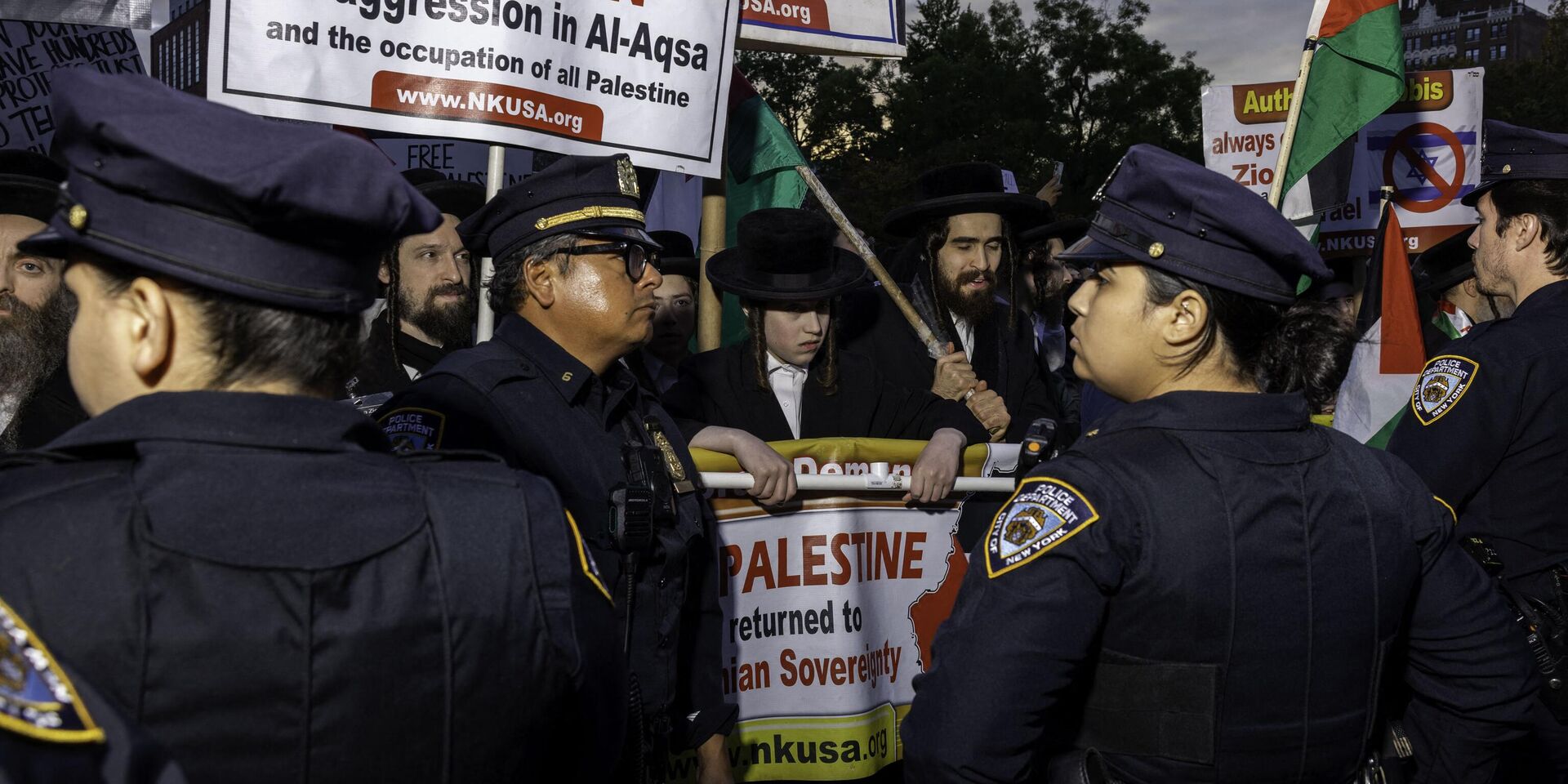 Полицейские наблюдают за участниками акции протеста, организованной студентами Нью-Йоркского университета в поддержку палестинцев в Нью-Йорке. 17 октября 2023 года - ИноСМИ, 1920, 19.10.2023