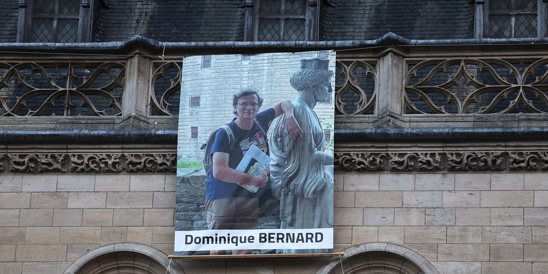 Портрет убитого учителя французского языка Доминика Бернар, Аррас, Франция. 19 октября 2023 года - ИноСМИ, 1920, 19.10.2023