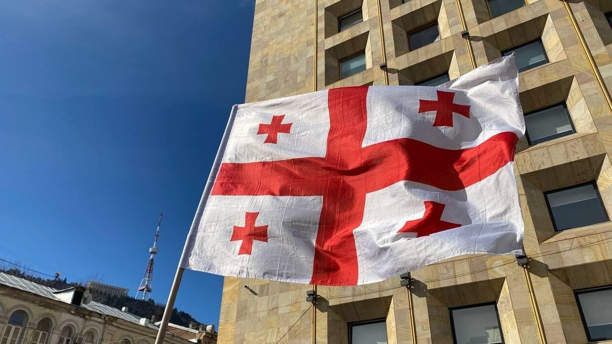 Флаг Грузии перед парламентом в Тбилиси