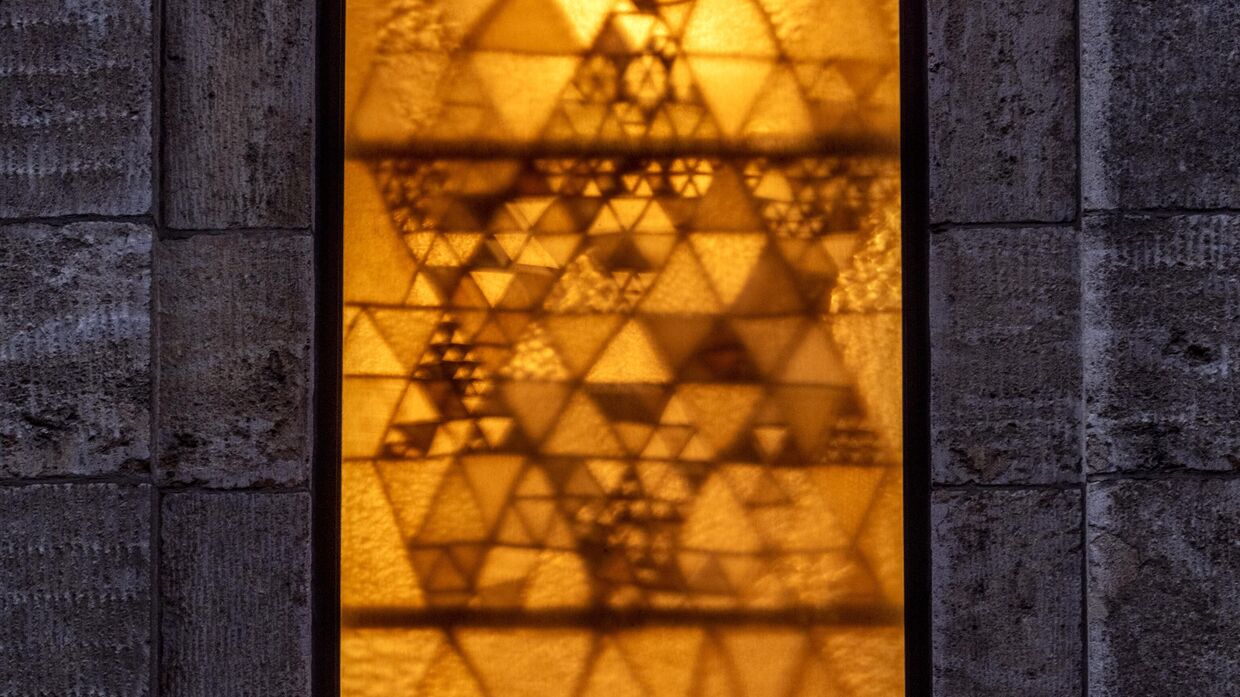 Звезда Давида видна на стеклянном окне синагоги во Франкфурте, Германия. 19 октября 2023 года.