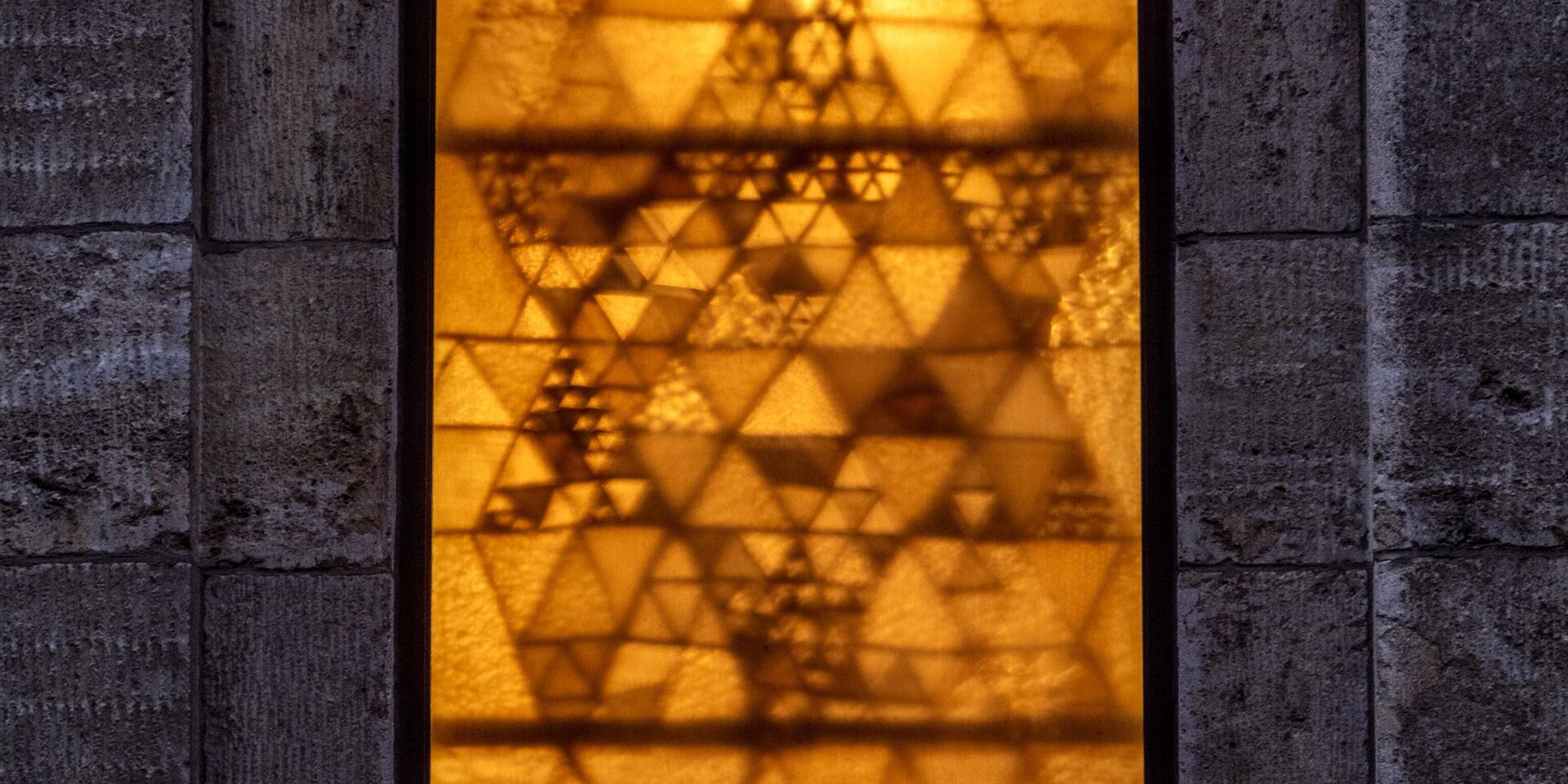 Звезда Давида видна на стеклянном окне синагоги во Франкфурте, Германия. 19 октября 2023 года. - ИноСМИ, 1920, 20.10.2023